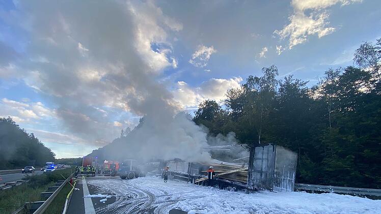 Mit Holz beladener Lastwagen gerät auf Autobahn in Vollbrand