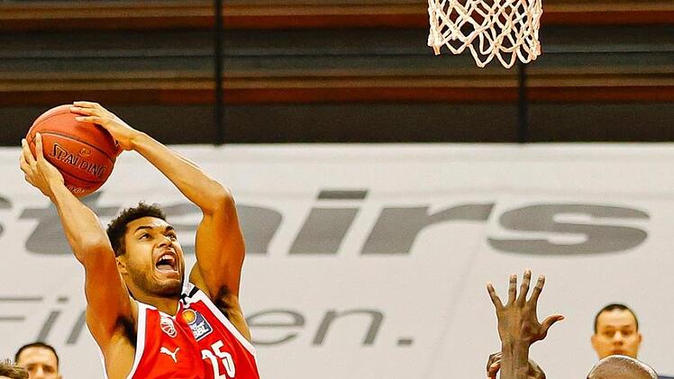 Kenneth Ogbe fliegt zum Dunking Richtung Gießener Korb. Foto: Daniel Löb