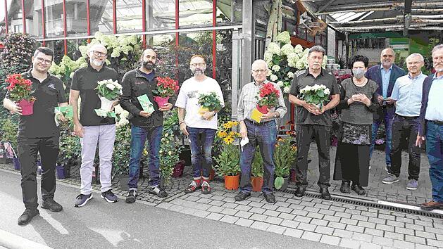 Die diesjährigen Preisträger mit Eva Goos von der Gärtnerei Gauch, Georgios Halkias (3. v. r.), Thomas Kotzer (2. v. r.) von der Fö-We und Herbert Dummer (r.)