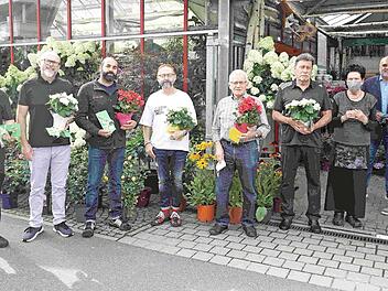 Die diesjährigen Preisträger mit Eva Goos von der Gärtnerei Gauch, Georgios Halkias (3. v. r.), Thomas Kotzer (2. v. r.) von der Fö-We und Herbert Dummer (r.)