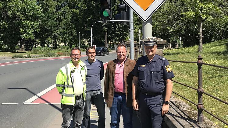 Für mehr Verkehrssicherheit entlang der Pestalozzischule: Die neu angebrachten Geschwindigkeitsdisplays zeigen den Verkehrsteilnehmern genau an, ob sie -  wie in diesem Fall -  zu schnell fahren. Dann wird die Geschwindigkeit rot angezeigt. Gemein...