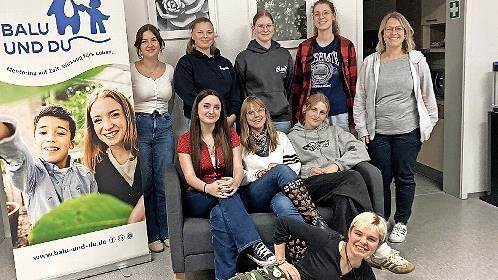 Die acht „Balus“ starten mit AWO-Projektkoordinatorin Claudia Tienz (r.) in ein inspirierendes Programmjahr.