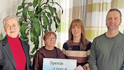 Bei der Spenden&uuml;bergabe: Birgit Imhof, Carola B&ouml;tsch, Franziska P&ouml;rtner und Uwe Zwirlein.