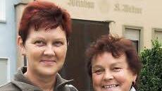 Gerlinde Ille aus Segnitz (rechts) und ihre Schwesster Friederika Lukan aus Aub gefällt der Erntedankmarkt supergut.
