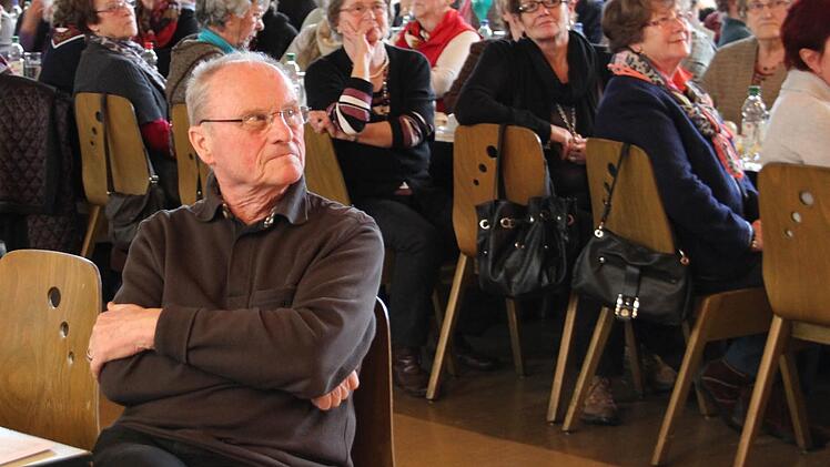 Pfarrer Roland Breitenbach wartet auf seinen Auftritt.