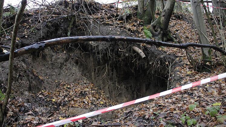 Seit ein paar Tagen klafft dieses Loch in der Erde. Seit ein paar Tagen klafft dieses Loch in der Erde.
