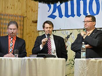 Die Bürgermeisterkandidaten Andy Sesselmann, Amtsinhaber Roland Wolfrum und Klaus WItzgall stellten sich vielen Fragen. Fotos: Ronald Rinklef