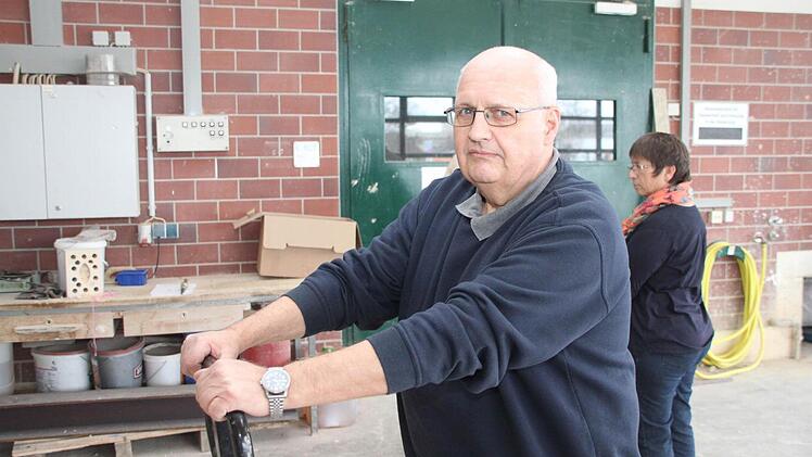 Hans Keller vom bfz soll die jungen Flüchtlinge an die Bautechnik heranführen.