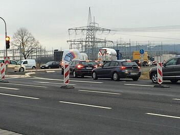 Das Nadelöhr B 173-Baustelle sorgt für Stau über die Zettlitzer Kreuzung bis nach Hochstadt. Foto: Corinna Igler