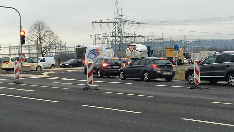 Das Nadelöhr B 173-Baustelle sorgt für Stau über die Zettlitzer Kreuzung bis nach Hochstadt. Foto: Corinna Igler