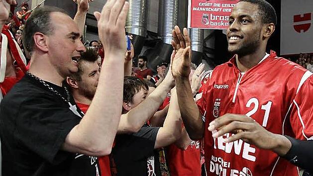 Darius Miller (r.), der vier Dreier bei f&uuml;nf Versuchen versenkt hat, strahlt beim Abklatschen mit den Fans auf der Ehrenrunde. Fotos: sportpress