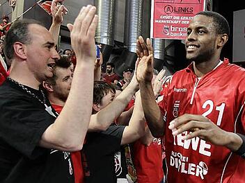 Darius Miller (r.), der vier Dreier bei fünf Versuchen versenkt hat, strahlt beim Abklatschen mit den Fans auf der Ehrenrunde. Fotos: sportpress