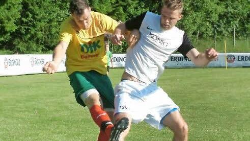 Im Viertelfinale zwischen dem TSV Thiersheim und der DJK Don Bosco Bamberg gab es verbissen geführte Zweikämpfe.
