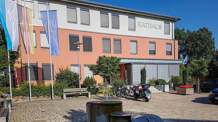 Nach dem Willen der Gemeinderäte sollen ihre Sitzungen im Memmelsdorfer Rathaus künftig nicht mehr zeitlich ausufern. Foto: RiegerPress