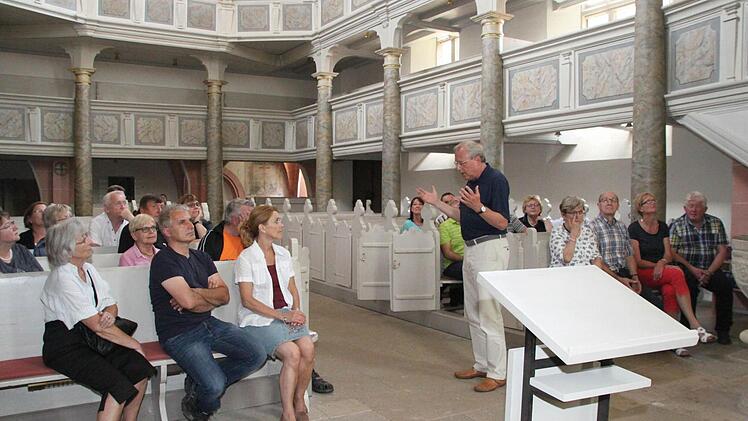 Erläuterungen gab Reinhard Stelzer in der Stiftskirche... Foto: Alexander Müller