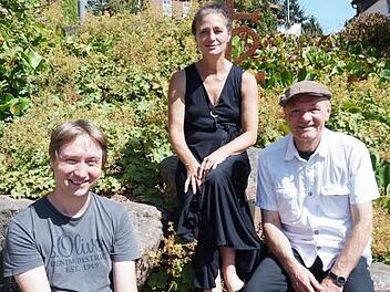 Thomas Bayer (links) und die beiden Schauspieler Christine Hadulla und Peter Hub suchen für die neue Poesiereihe "Poesie zur Nacht" Partner und Auftrittsorte für den Sommer 2017.  Foto: Marion Eckert