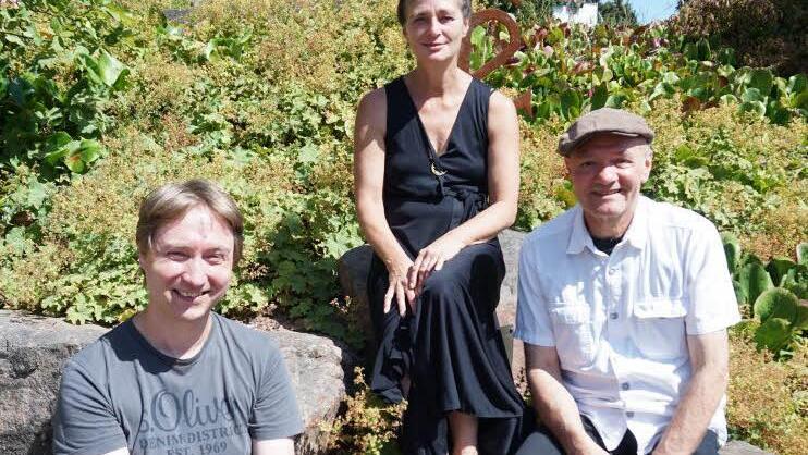 Thomas Bayer (links) und die beiden Schauspieler Christine Hadulla und Peter Hub suchen für die neue Poesiereihe "Poesie zur Nacht" Partner und Auftrittsorte für den Sommer 2017.  Foto: Marion Eckert