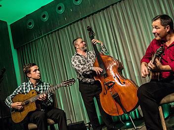 Beeindruckendes Gastspiel: Diknu Schneeberger, Joschi Schneeberger und Martin Spitzer (von links) eröffneten die neue Saison bei "Leise am Markt" in Coburg. Foto: Jochen Berger