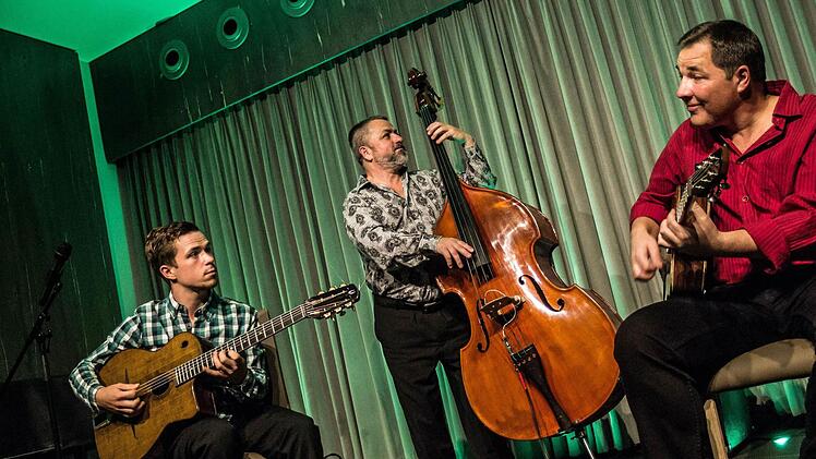 Beeindruckendes Gastspiel: Diknu Schneeberger, Joschi Schneeberger und Martin Spitzer (von links) eröffneten die neue Saison bei "Leise am Markt" in Coburg. Foto: Jochen Berger