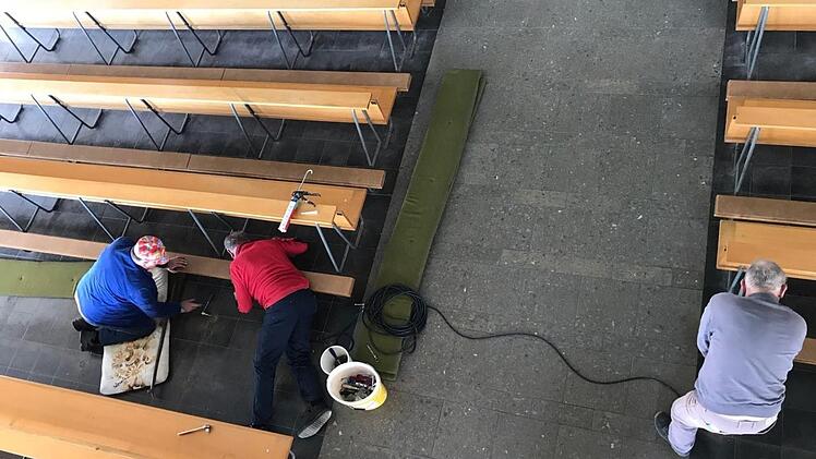 In Eigenleistung wurden die Bänke aus der St.Laurentius Kirche in Bad Bocklet entfernt. Diese werden neu gestrichen, damit sie bei der Einweihung in neuem Glanz erstrahlen.  Foto: Michael Kubatko