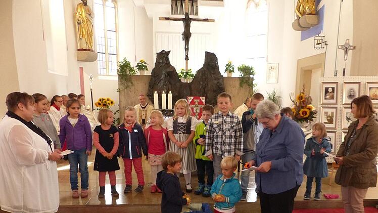 Mit einem fröhlichen Lied begrüßten die Kleinen des Kindergartens mit ihren Erzieherinnen den geistlichen Würdenträger aus Bamberg.