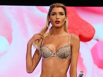 Als erste Transsexuelle schafft es Giuliana Farfalla auf das Cover des Männermagazins  "Playboy". Foto: Eventpress MP/dpa