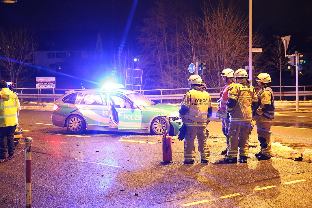Frontalzusammenstoß mit einem Polizeiwagen in Hof