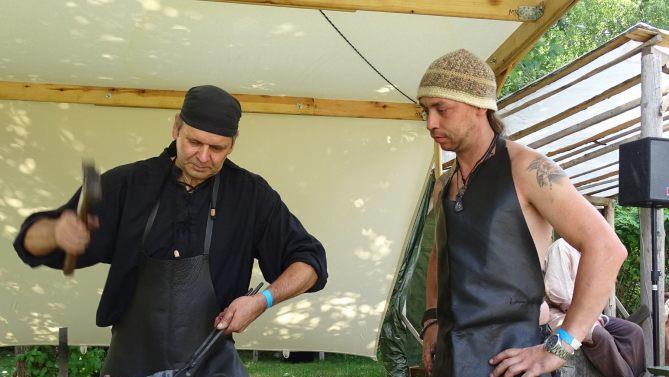 Messerschmied Bernd, der Hammer (l.), und Gehilfe Simon