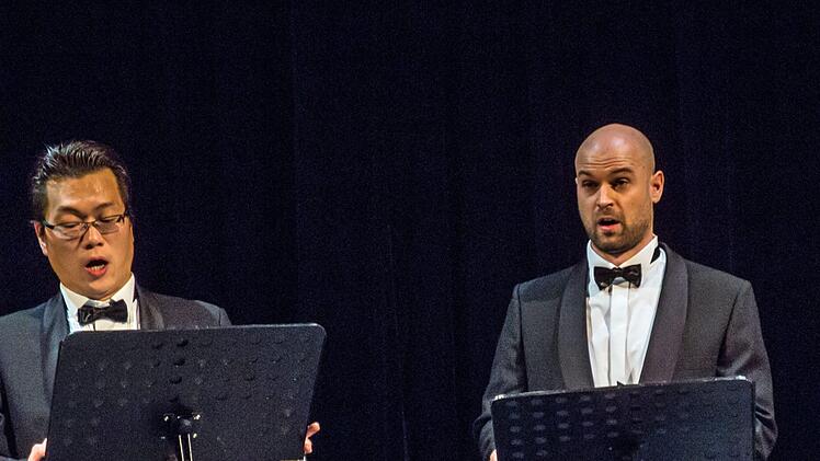 "Love of Autumn": Mit einem Liederabend begeistern fünf Sänger aus den Reihen des Landestheater-Chores bei einem Liederabend in der Reithalle. Am Klavier begleitete Mina Kim.Foto: Jochen Berger