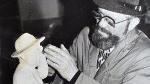 Der Künstler und sein Modell: Steinbildhauermeister Kurt Hartan im November 1986 beim Bearbeiten des "Maler-Schulz-Denkmal-Modells". Repro: Dieter Seyfarth