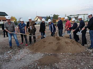 Die drei Bürgermeister Karl-Heinz Hertlein, Heinrich Süß und Angelika Tritthart (v. r.) sowie Gemeinderäte und Vereinsvertreter griffen zum Spaten.    Foto: Richard Sänger