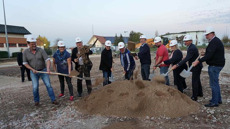 Die drei Bürgermeister Karl-Heinz Hertlein, Heinrich Süß und Angelika Tritthart (v. r.) sowie Gemeinderäte und Vereinsvertreter griffen zum Spaten.    Foto: Richard Sänger