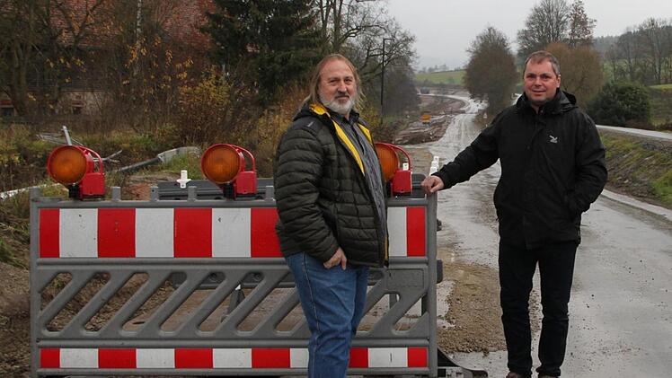 Bauleiter Thomas Schuhmann (rechts) und Reinhold Kiesel vom Staatlichen Bauamt sind mit dem Baufortschritt sehr zufrieden. Foto: Ulrike Müller