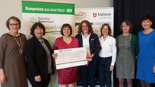 Die Damen vom Bauernverband Bad Kissingen (von links) Sigrid Kleinhenz, stv. Vorsitzende Helene Greubel, Vorsitzende Edeltraud H&auml;usler, vom Malteser Hilfswerk Petra Reith und Heike Fleischmann, Helene Bieberich und Anita Hoffmann.  Foto:  Andreas Lomb