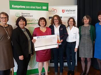 Die Damen vom Bauernverband Bad Kissingen (von links) Sigrid Kleinhenz, stv. Vorsitzende Helene Greubel, Vorsitzende Edeltraud Häusler, vom Malteser Hilfswerk Petra Reith und Heike Fleischmann, Helene Bieberich und Anita Hoffmann.  Foto:  Andreas Lomb