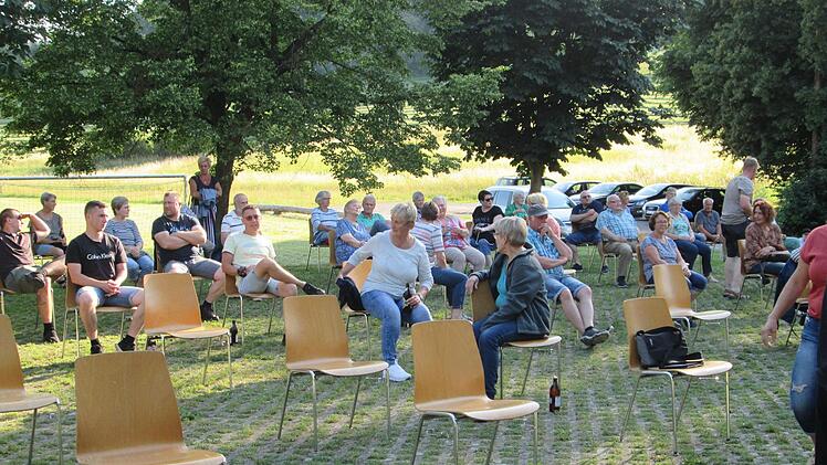 Die Ortssprecher-Wahl unter den schattigen Bäumen am Feuerwehrhaus nannte  Bürgermeister Achim Warmuth "eine historische Veranstaltung".  Foto: Winfried Ehling