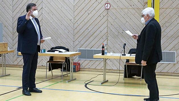 Hans Kreiner (rechts) vereidigt Karl-Heinz Hertlein.  Fotos: Richard S&auml;nger