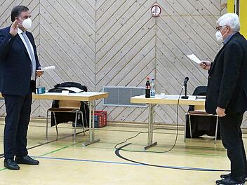 Hans Kreiner (rechts) vereidigt Karl-Heinz Hertlein.  Fotos: Richard Sänger