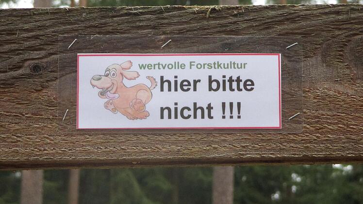 An den Zugängen zum Arboretum weist diese Schilder Hundebesitzer darauf hin, dass sie ihre Tiere nicht frei herumlaufen lassen dürfen.