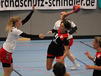 Einen hitzigen Kampf lieferten sich die TG Heidingsfeld und der FC Bad Brückenau (am Ball: Jennifer Frank) am Dienstagabend. Am Ende setzte sich die Tabellenprimus knapp gegen die Sinnstädterinnen durch. Foto: Sebastian Schmitt (Archiv)