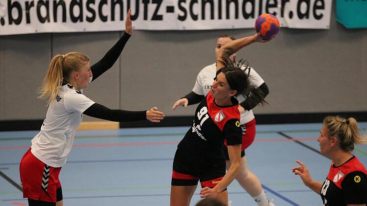 Einen hitzigen Kampf lieferten sich die TG Heidingsfeld und der FC Bad Brückenau (am Ball: Jennifer Frank) am Dienstagabend. Am Ende setzte sich die Tabellenprimus knapp gegen die Sinnstädterinnen durch. Foto: Sebastian Schmitt (Archiv)
