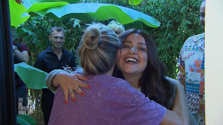 Beim zweiten Anlauf finden Max, Petra, Turina und Markus (von links) die richtige Eingangst&uuml;r, versteckt hinter viel Gr&uuml;n.