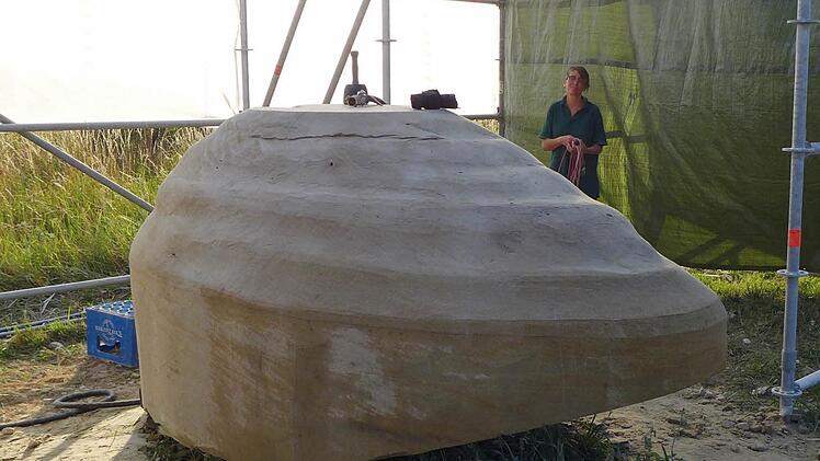 Die Bildhauerin Rosa Brunner arbeitet an einer riesigen "Muschel".