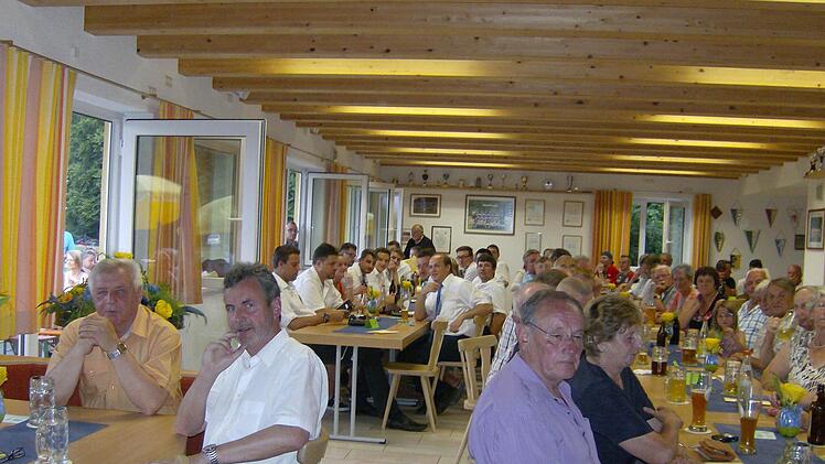 Viele Besucher waren zur Einweihung des neuen Sportheims gekommen. Foto: Petra Malbrich