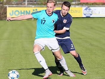 Tim Basener von der SpVgg Jahn Forchheim rieb sich zwar gegen Jahn Regensburg II im Mittelfeld auf, die 0:3-Niederlage in der Bayernliga konnte aber auch er nicht verhindern.  Foto: Sebastian Baumann