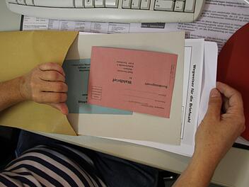 Alleine für die Briefwahl müssen die Mitarbeiterinnen im Forchheimer Wahlamt 6500 Umschläge bestücken. Foto: Ekkehard Roepert