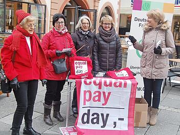 Mitglieder des Ortsrings Bad Kissingen des Deutschen Frauenrings informierten am Alten Rathaus &uuml;ber die Thematik des Equal Pay Days. Von links: Ulla R&uuml;ger, Hanne St&auml;rker, Luise Grom, Vorsitzende Birgit Fischer und Dr. Ingrid Wohlfahrt.  Foto: Hubert St&auml;rker