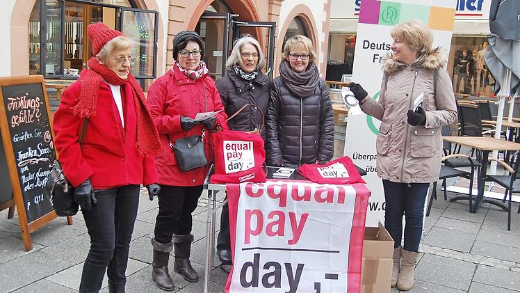 Mitglieder des Ortsrings Bad Kissingen des Deutschen Frauenrings informierten am Alten Rathaus über die Thematik des Equal Pay Days. Von links: Ulla Rüger, Hanne Stärker, Luise Grom, Vorsitzende Birgit Fischer und Dr. Ingrid Wohlfahrt.  Foto: Hubert Stärker