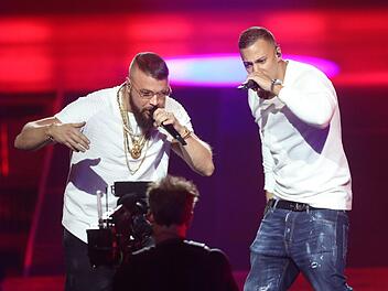 Kollegah und Farid Bang singen bei der 27. Verleihung des Deutschen Musikpreises Echo. Foto: Jörg Carstensen/dpa