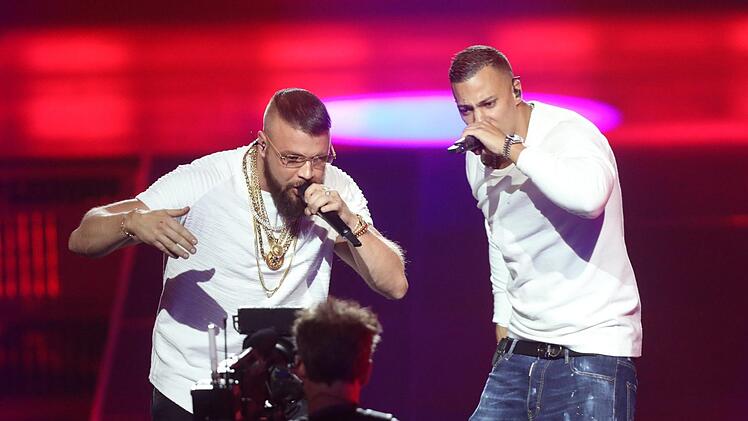 Kollegah und Farid Bang singen bei der 27. Verleihung des Deutschen Musikpreises Echo. Foto: Jörg Carstensen/dpa
